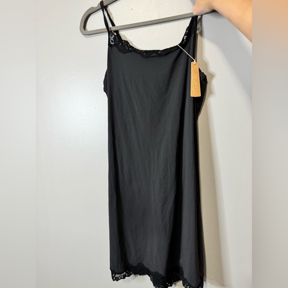 SKIMS Elegant Black Strapless Dress with Lace Trim